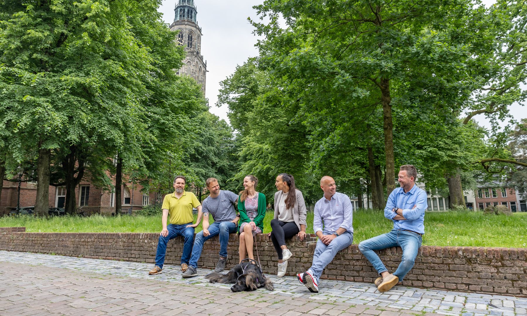 Het bestuur van het Forensisch Forum bij de Martinitoren in Groningen