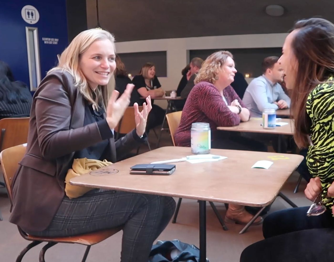 Professionals in gesprek tijdens een bijeenkomst